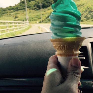 積丹岬に行ってきたんだけど、ここのソフトクリームの色が強烈w まあ美味しいんだけどw それ以上に、岬までの道のりが強烈www