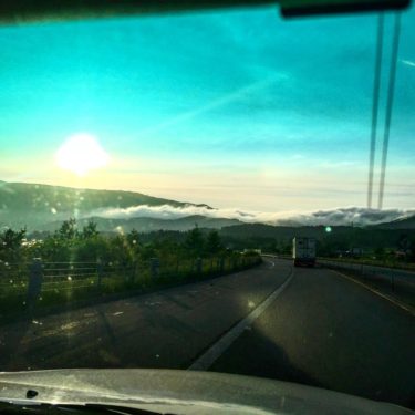 函館の帰りに国道で雲海に出会う。 わかりにくいけど、かなりすごい景色。