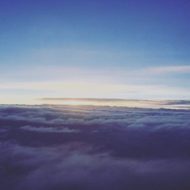 東京上空の空に日が沈む。